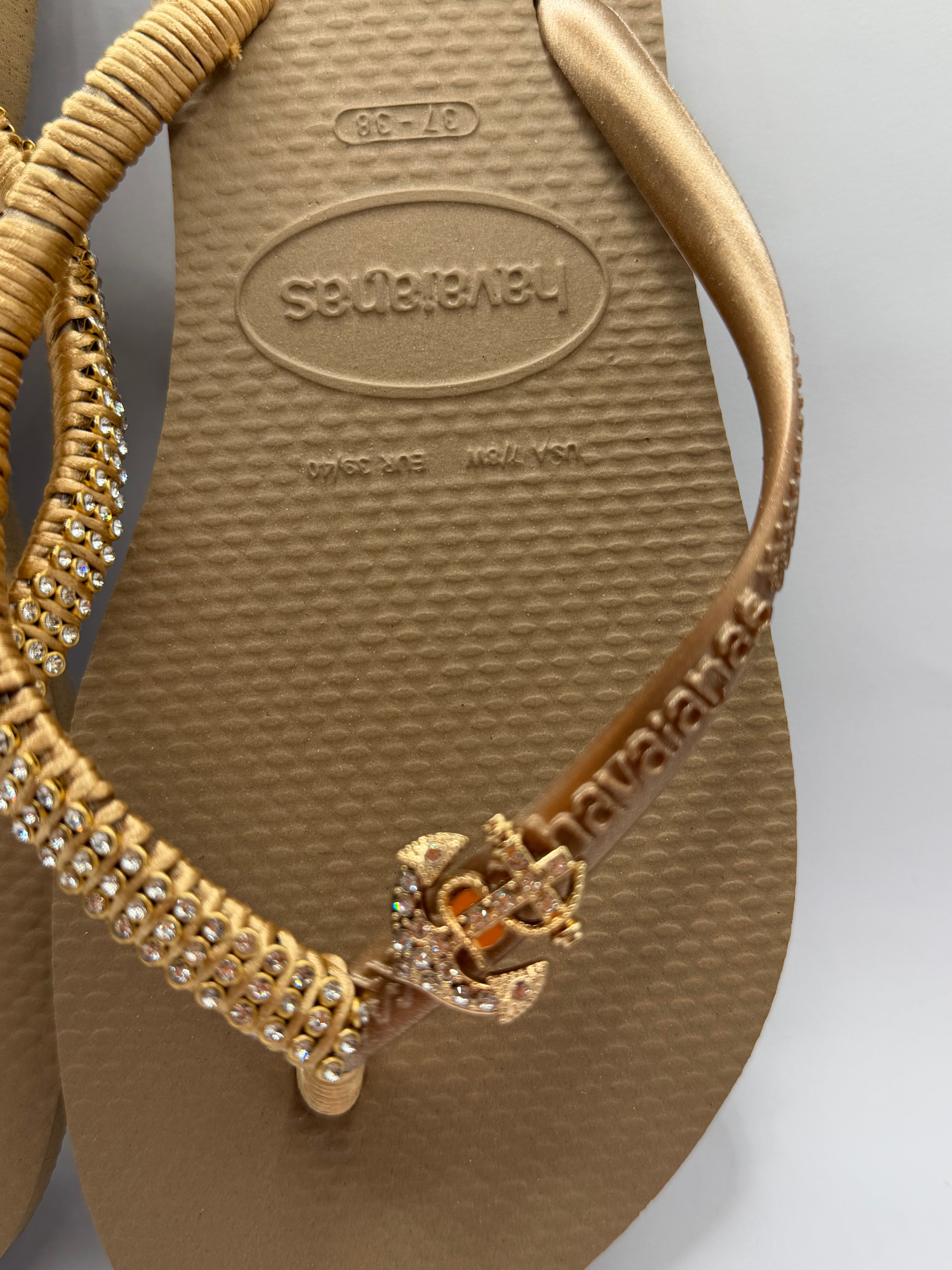 Diamond flip flop with anchor details