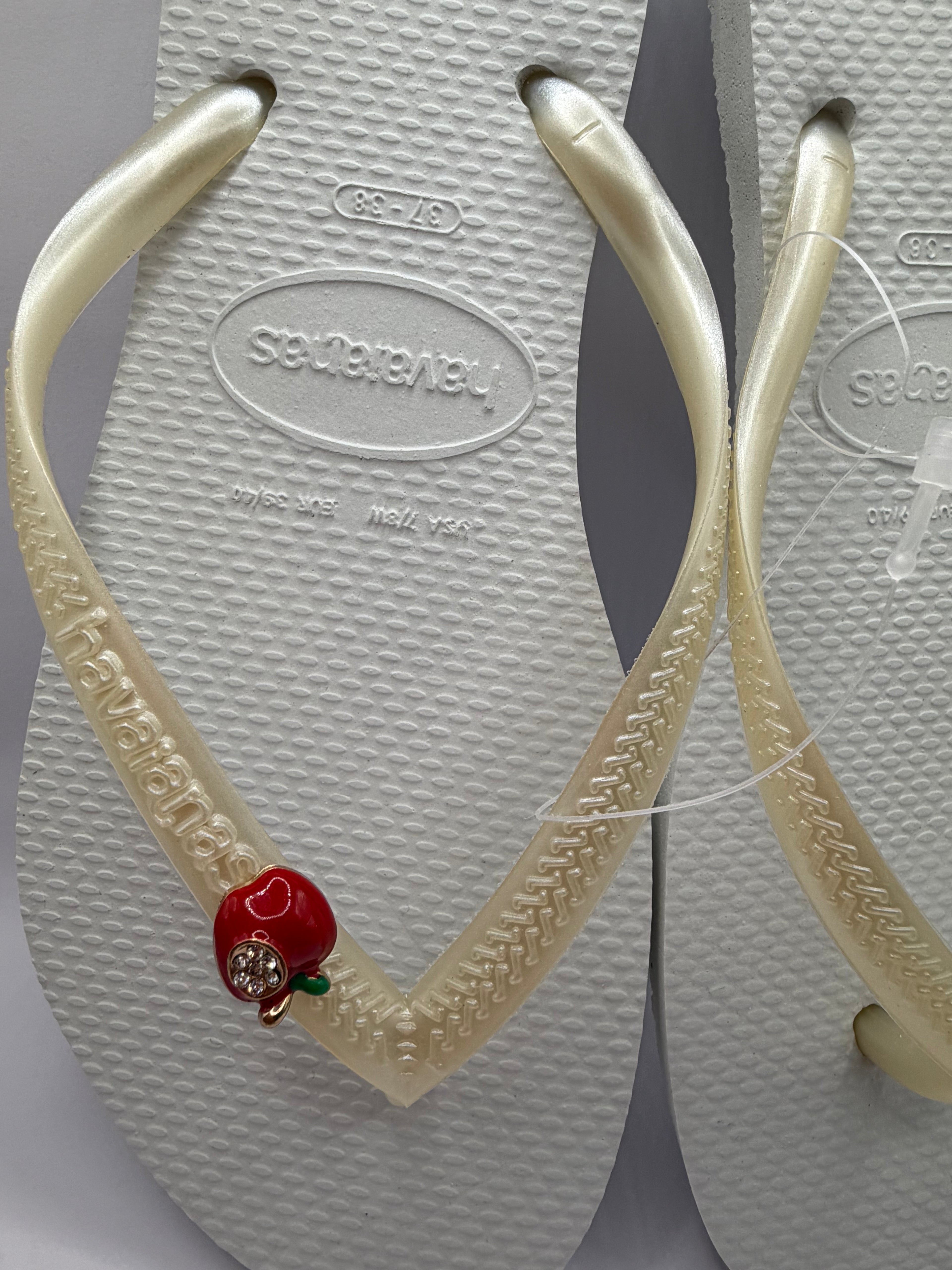 Diamond Flip Flop white with Apple details